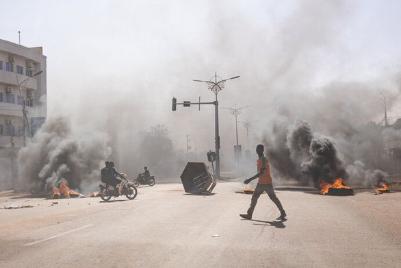 Có dấu hiệu đảo chính ở Burkina Faso, tổng thống bị quản thúc - Ảnh 1.