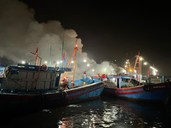 Tàu cá bị cháy rụi trong đêm ở cảng Lạch Bạng, Thanh Hóa - Ảnh 1.
