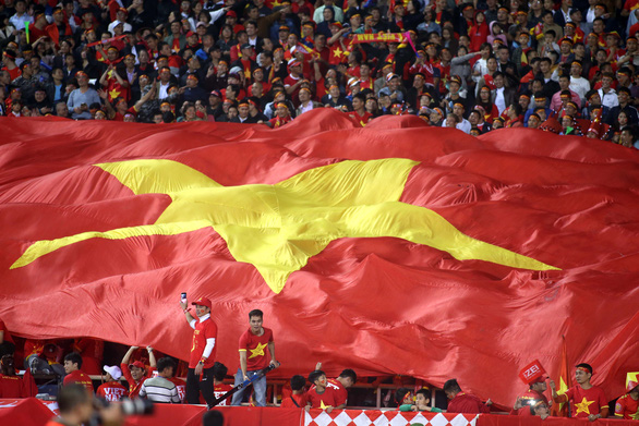 Lá cờ Tổ quốc 3.000m2 cổ vũ tuyển Việt Nam ở trận gặp Trung Quốc - Ảnh 1.