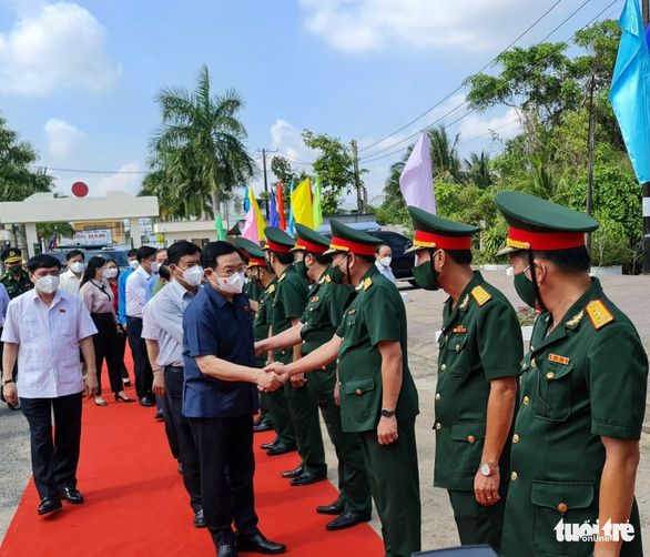 Chủ tịch Quốc hội Vương Đình Huệ thăm, tặng quà Tết tại Cà Mau - Ảnh 1.