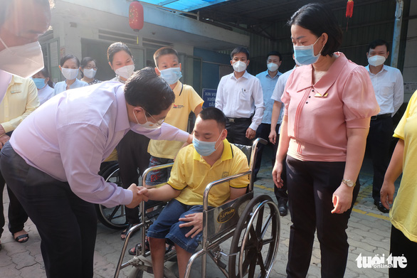 Thủ tướng thăm 200 cháu tàn tật mồ côi ở Thị Nghè - Ảnh 3.