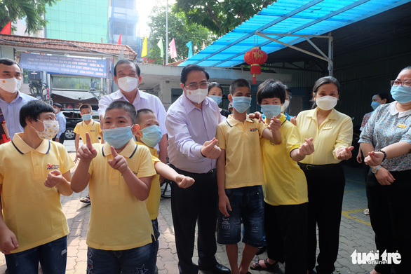Thủ tướng thăm 200 cháu tàn tật mồ côi ở Thị Nghè - Ảnh 2.