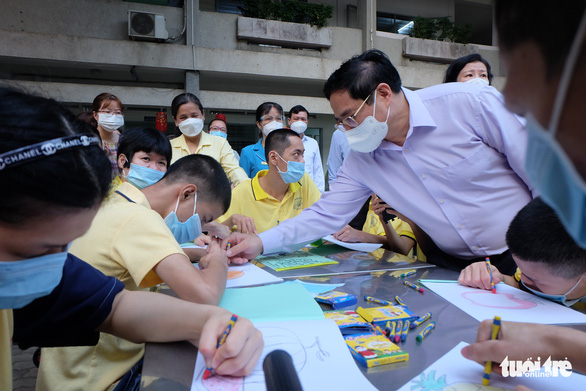 Thủ tướng thăm 200 cháu tàn tật mồ côi ở Thị Nghè - Ảnh 1.