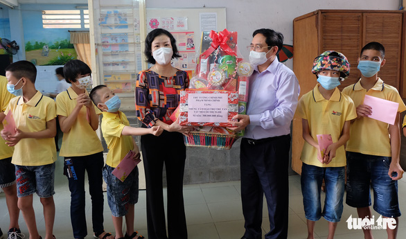 Thủ tướng thăm 200 cháu tàn tật mồ côi ở Thị Nghè - Ảnh 5.