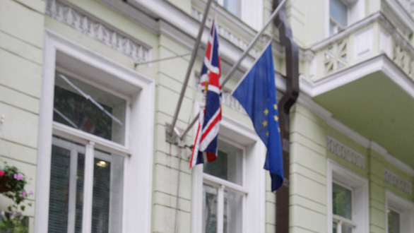 Đại sứ quán Anh rút bớt nhân viên ngoại giao ở Kiev - Ảnh 1.