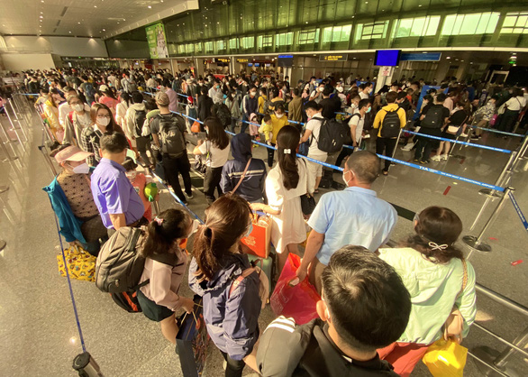Sân bay Tân Sơn Nhất lại chật ních người về quê đón Tết - Ảnh 6.