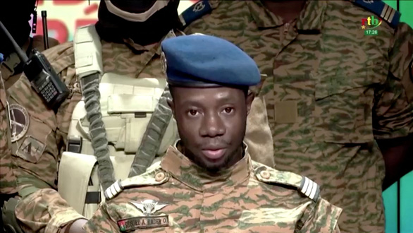 Quân đội Burkina Faso phế truất tổng thống, đình chỉ hiến pháp - Ảnh 1.
