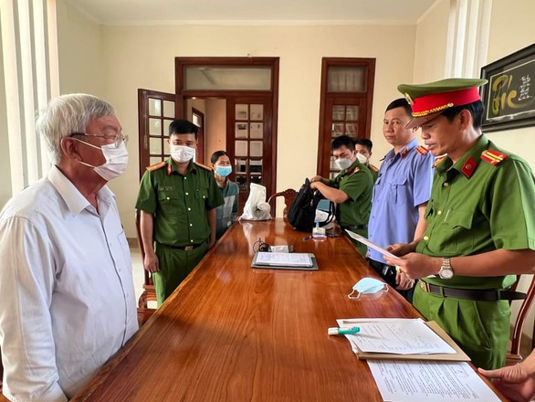 Bắt cựu giám đốc Sở Tài nguyên - môi trường và 5 cán bộ phụ trách đất đai ở Đồng Nai - Ảnh 1. Bắt cựu giám đốc Sở Tài nguyên - môi trường và 5 cán bộ phụ trách đất đai ở Đồng Nai - Ảnh 1.