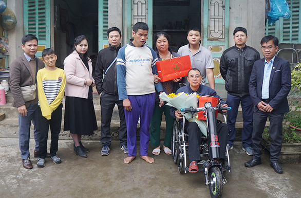 ĐH Duy Tân tiếp tục tặng xe lăn điện cho người khuyết tật Dtu1-16431031359942037222841