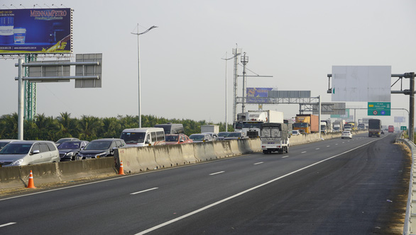 Tài xế bỡ ngỡ trong ngày đầu cao tốc Trung Lương - Mỹ Thuận cho xe chạy - Ảnh 4.