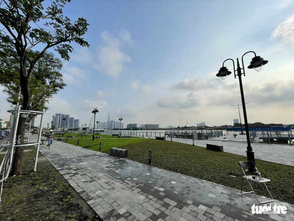 Hoàn thành cải tạo công viên bến Bạch Đằng, người dân có thêm không gian dạo phố ngắm sông - Ảnh 1.