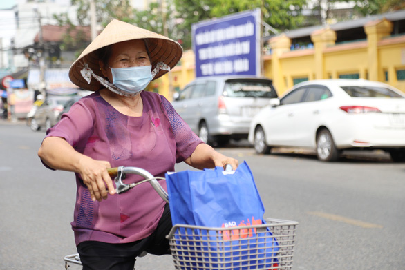 Báo Tuổi Trẻ trao quà xuân cho người bán báo Đồng bằng sông Cửu Long - Ảnh 3.