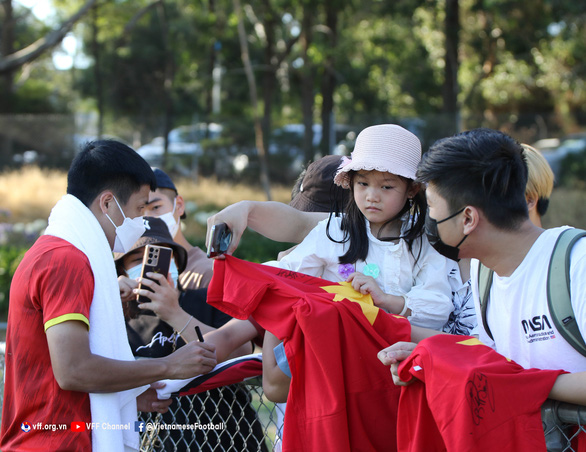 Tuyển Việt Nam tập dưới nắng gắt, mỏi tay ký tặng fan ở Úc - Ảnh 4.