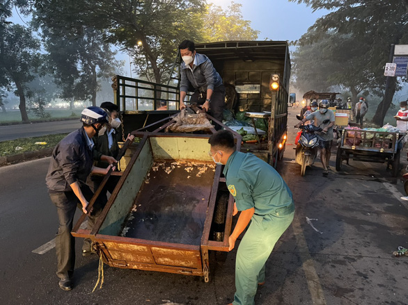 Xử lý nhiều lần nhưng nhiều người vẫn lén bày bán rau củ trên đại lộ Nguyễn Văn Linh - Ảnh 4.