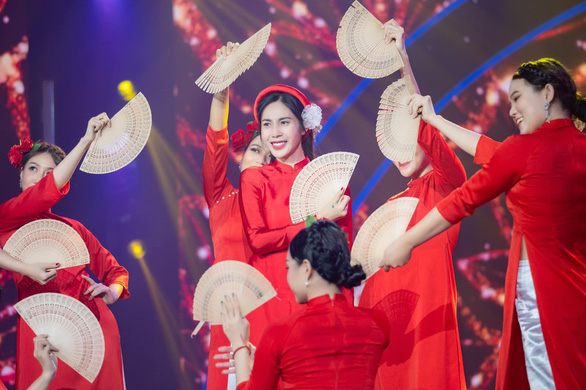 Thủy Tiên tham gia Gala Nhạc Việt, Thùy Tiên trao học bổng cho học sinh khó khăn - Ảnh 2.