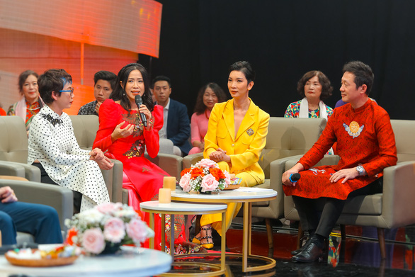 Hoa hậu Lương Thùy Linh và đông đảo nghệ sĩ tham gia mâm cỗ đón Tết trên VTV - Ảnh 4.