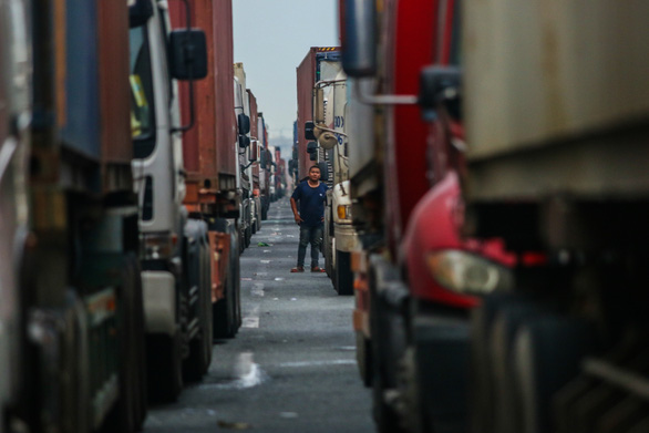 Container kẹt cứng trên xa lộ Hà Nội, Thủ Đức, 4 tiếng lết được vài trăm mét - Ảnh 1.
