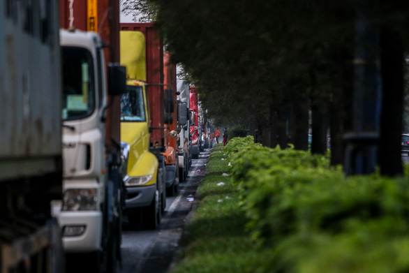 Container kẹt cứng trên xa lộ Hà Nội, Thủ Đức, 4 tiếng lết được vài trăm mét - Ảnh 5.