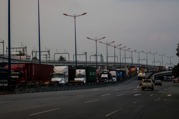Container kẹt cứng trên xa lộ Hà Nội, Thủ Đức, 4 tiếng lết được vài trăm mét - Ảnh 4.