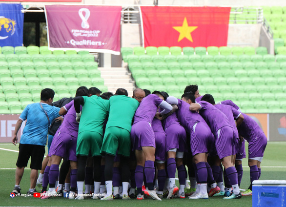 Tuyển Việt Nam tập thử sân chính, loại 1 cầu thủ trước ngày đấu Úc - Ảnh 7.