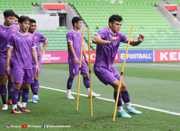 Tuyển Việt Nam tập thử sân chính, loại 1 cầu thủ trước ngày đấu Úc - Ảnh 2.