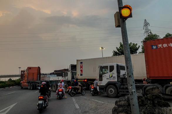 Container kẹt cứng trên xa lộ Hà Nội, Thủ Đức, 4 tiếng lết được vài trăm mét - Ảnh 3.