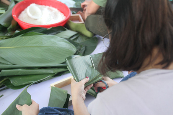 Lưu học sinh Lào và Campuchia háo hức tập gói bánh chưng Việt - Ảnh 3.