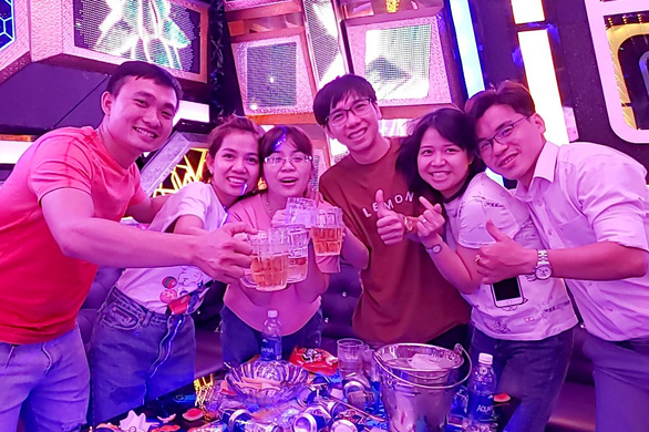 Đồng Nai mở lại hoạt động karaoke, bar, rạp chiếu phim - Ảnh 1.