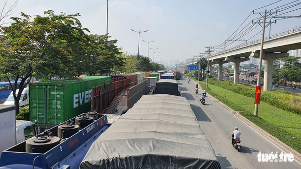 Kẹt xe kéo dài, sở đề nghị cảng Trường Thọ giải tỏa hàng, tránh ùn tắc trên xa lộ Hà Nội - Ảnh 2.