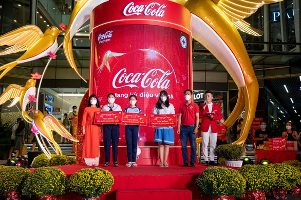 Coca-Cola Việt Nam triển khai hoạt động ‘Mang kỳ diệu về nhà’ Tết 2022 - Ảnh 1.