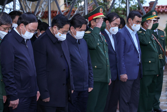 Thủ tướng dâng hương tưởng niệm các anh hùng, liệt sĩ hy sinh trong chiến tranh bảo vệ biên giới - Ảnh 3.