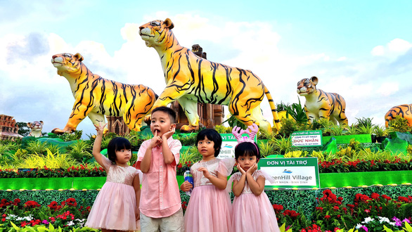 Người dân Quy Nhơn thích thú ngắm gia đình nhà hổ sum vầy - Ảnh 1.