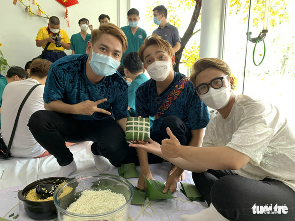 Phương Thanh, MC Quỳnh Hoa, Quốc Đại gói bánh chưng cùng y bác sĩ bệnh viện dã chiến - Ảnh 3.