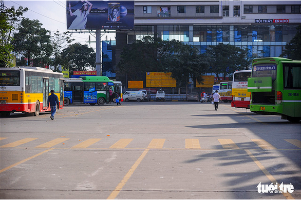 Bến xe Hà Nội đói khách vì COVID-19 - Ảnh 2.