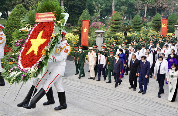 Lãnh đạo TP.HCM dâng hương, hoa tưởng nhớ các anh hùng dân tộc - Ảnh 1.