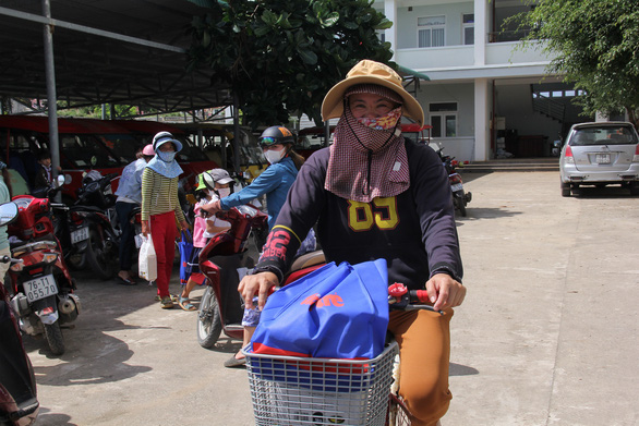 Hơn 3 tỉ đồng quà Tết được Tuổi Trẻ chuyển tới người dân, công nhân, học trò nghèo - Ảnh 4.