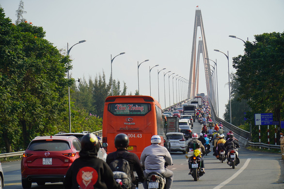 Chặn một chiều lưu thông trên cầu Rạch Miễu, đường về miền Tây vẫn kẹt - Ảnh 2.