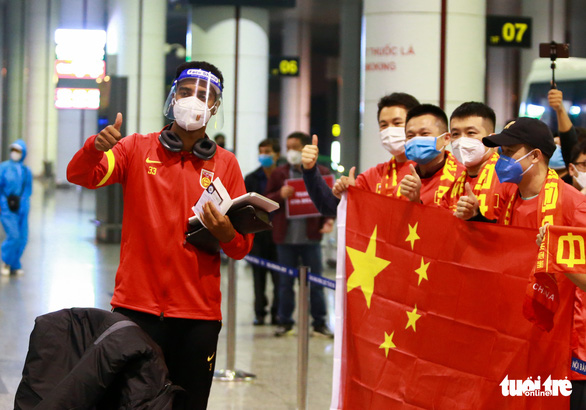 Tuyển Trung Quốc đến Hà Nội lúc nửa đêm, chuẩn bị cho trận đấu đặc biệt - Ảnh 5.