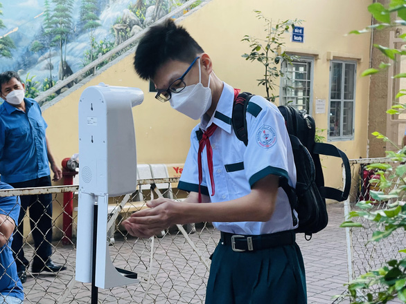 Một trường ở quận Tân Phú yêu cầu học sinh có xét nghiệm âm tính mới được đi học lại - Ảnh 1.