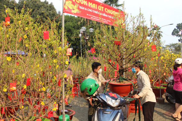 Chợ hoa Tết, người bán, người mua hồi hộp chờ 2 ngày cuối - Ảnh 1.