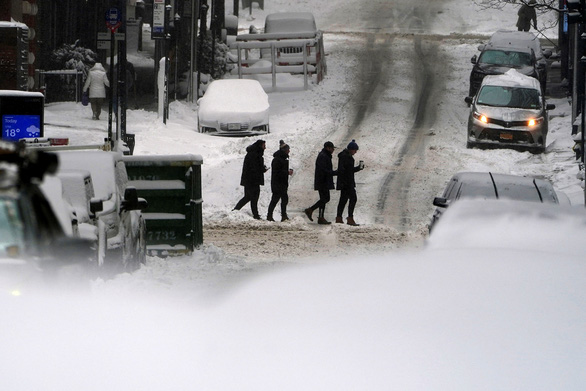 Bão mùa đông ở Mỹ: Hơn 4.000 chuyến bay bị hủy, thị trưởng ra ngoài trời nhắc dân - Ảnh 1.