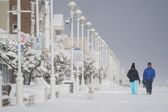 Miền đông nước Mỹ ngập trong bão bom tuyết - Ảnh 9.