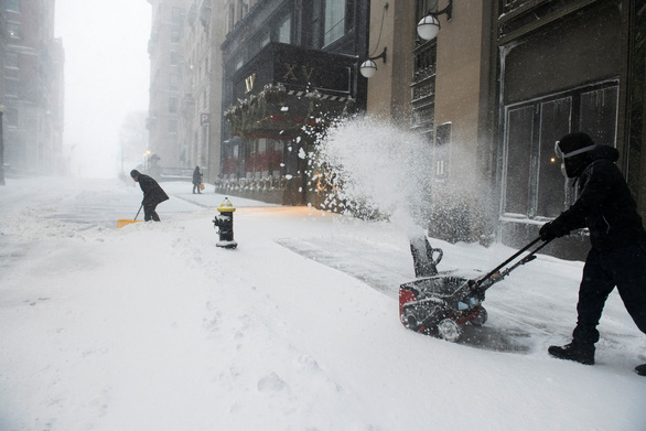 Miền đông nước Mỹ ngập trong bão bom tuyết - Ảnh 1.