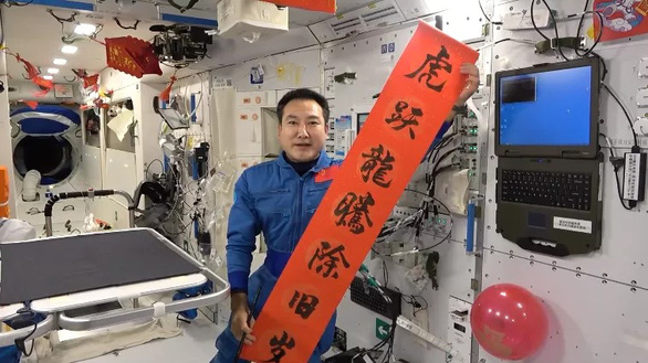 Ba phi hành gia Trung Quốc chúc Tết từ vũ trụ - Ảnh 1.