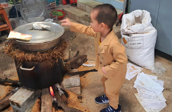 Nhớ nồi nước tắm chiều tất niên của mẹ - Ảnh 1.