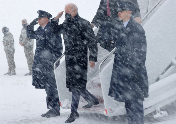 Tổng thống Biden mắc kẹt trên chuyên cơ vì bão tuyết - Ảnh 2.