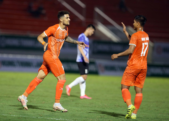 Bình Định thắng SHB Đà Nẵng 3-2 dù các tân binh chơi mờ nhạt - Ảnh 2.