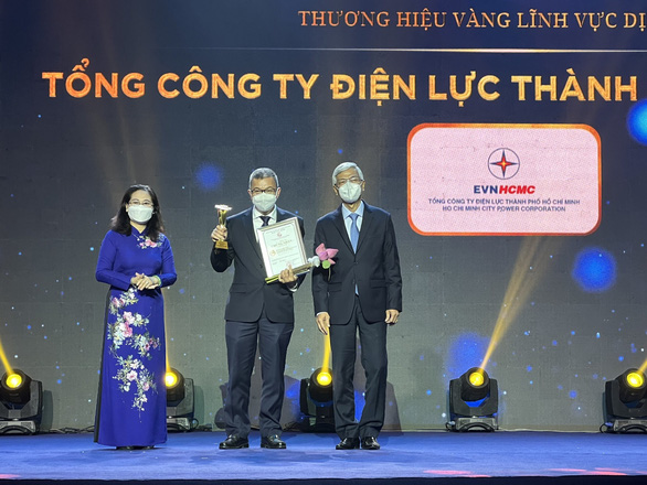 EVNHCMC nhận giải thưởng Thương hiệu Vàng TP.HCM năm 2021 - Ảnh 1.