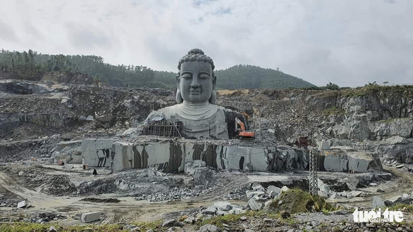 Tượng Phật khổng lồ giữa mỏ đá núi Phước Lý, Đà Nẵng - Ảnh 1.