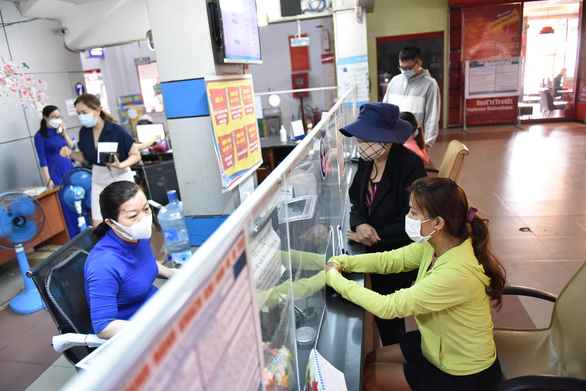 Tiêm hàng trăm triệu mũi vắc xin để trở lại bình thường mà sao Tết về quê vẫn bắt cách ly? - Ảnh 1. Tiêm hàng trăm triệu mũi vắc xin để trở lại bình thường mà sao Tết về quê vẫn bắt cách ly? - Ảnh 1.